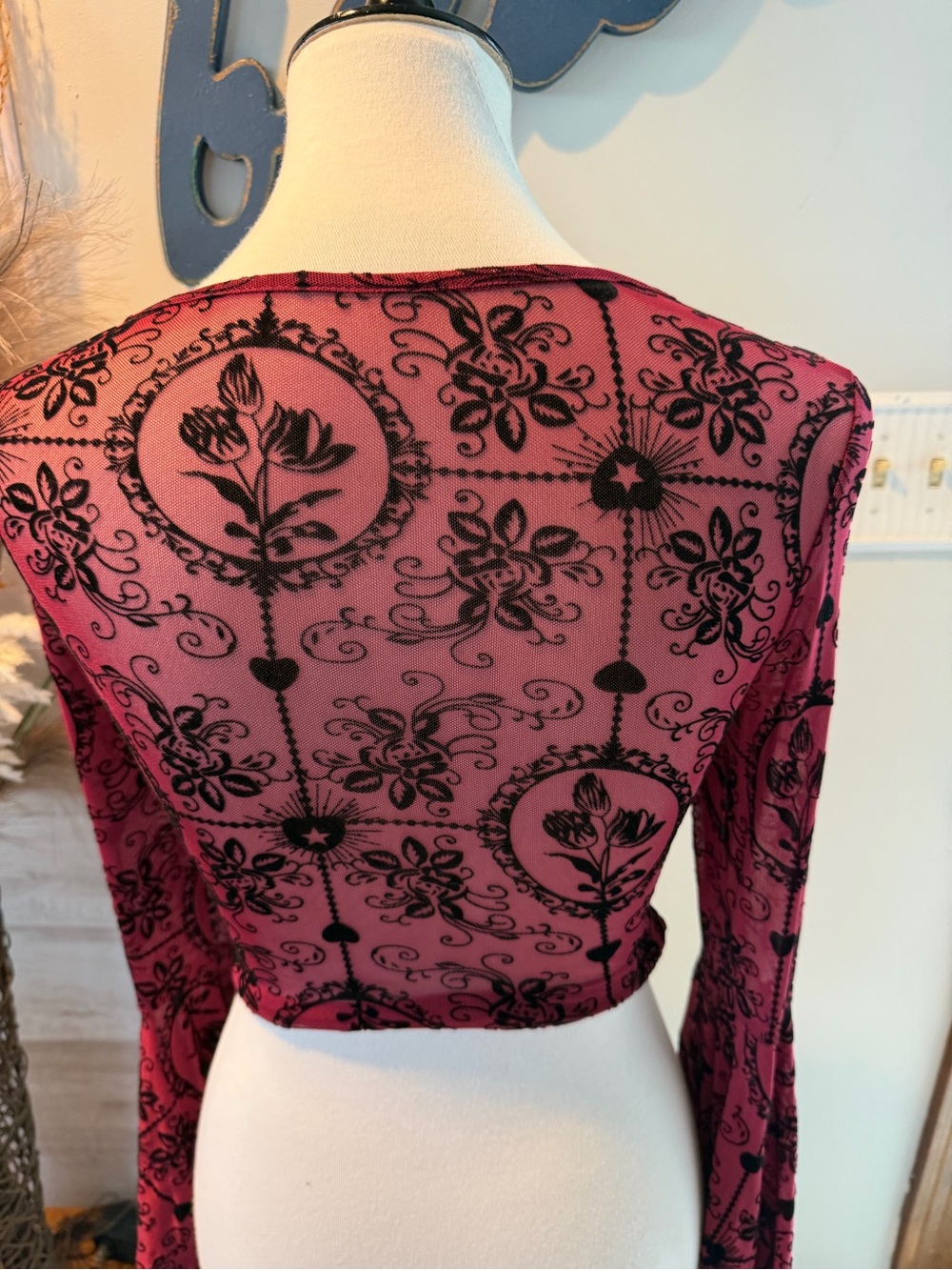20. Romwe Flocked Mesh Sheer
Dramatic Flare Bell
Sleeve Corset Lace-Up
Ruched - Picture 5 of 8